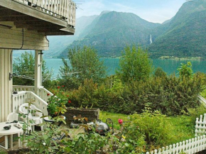 Two-Bedroom Holiday home in Høyheimsvik